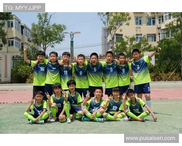 足球明星为考生送祝福助力高考展现青春激情与梦想追逐